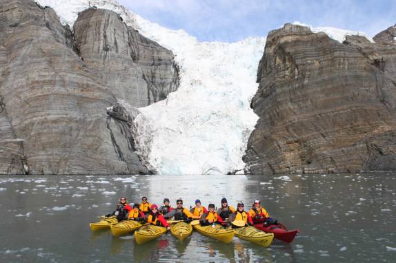 Nosso grupo reunido posa para fotos na cinematográfica baía de Gold Harbour, na Geórgia do Sul